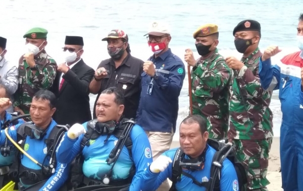 Memperingati HUT RI Ke-76, Tim Penyelam PT PIM Melakukan Pengibaran Bendera Merah Putih di Bawah Laut